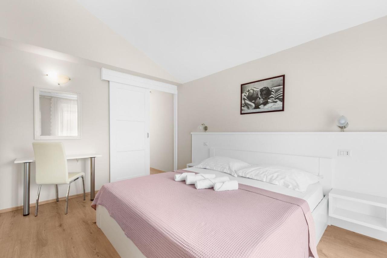 Villa Hope - Apartments With Shared Pool Poreč Extérieur photo